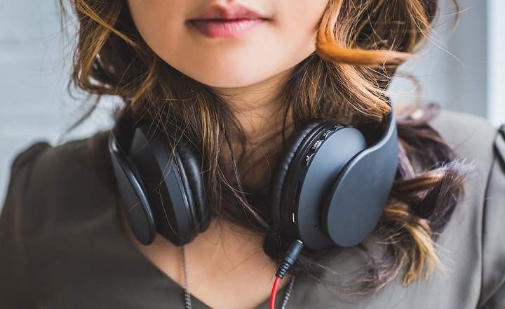 When can the use of headphones be harmful to the ear?